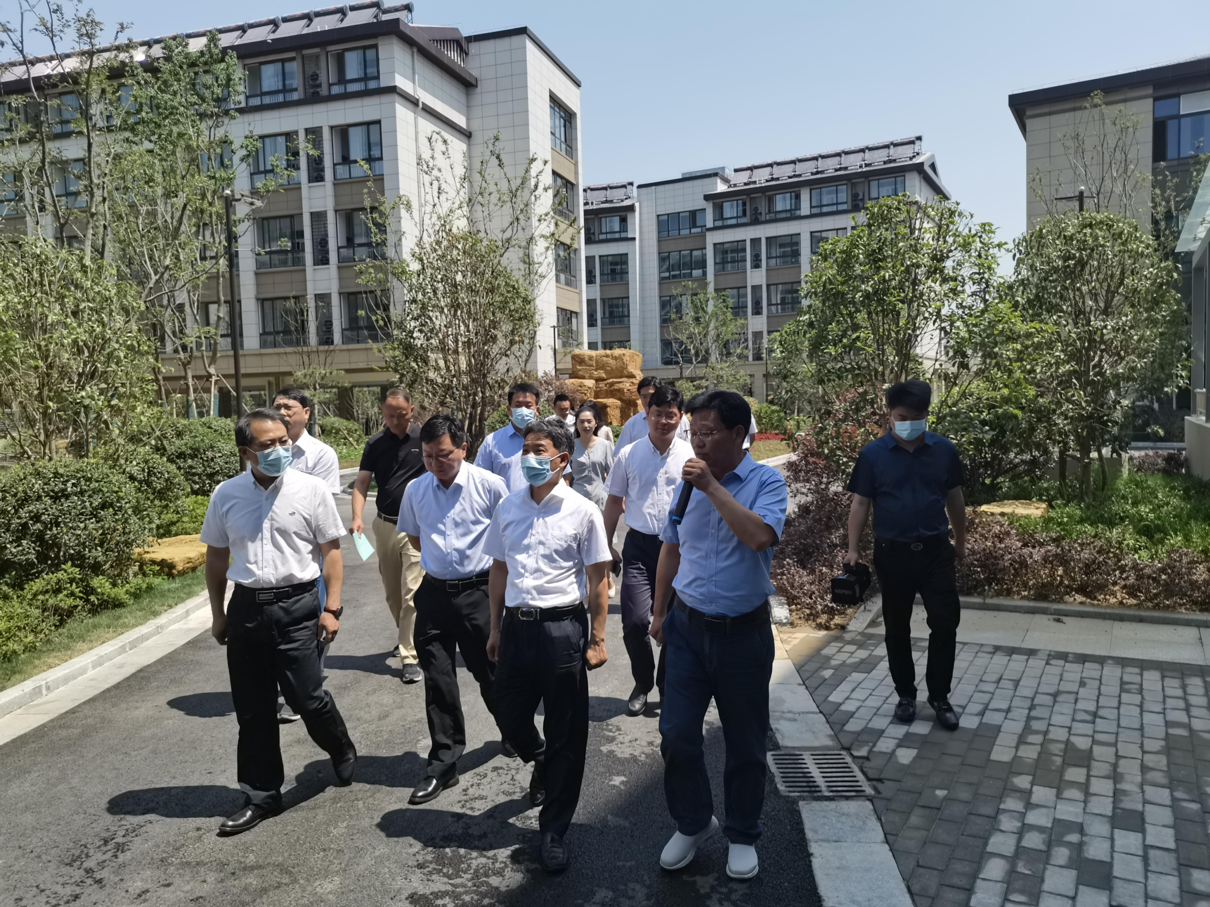 圖1-2、康堯副部長調研維揚人才公寓項目建設.jpg