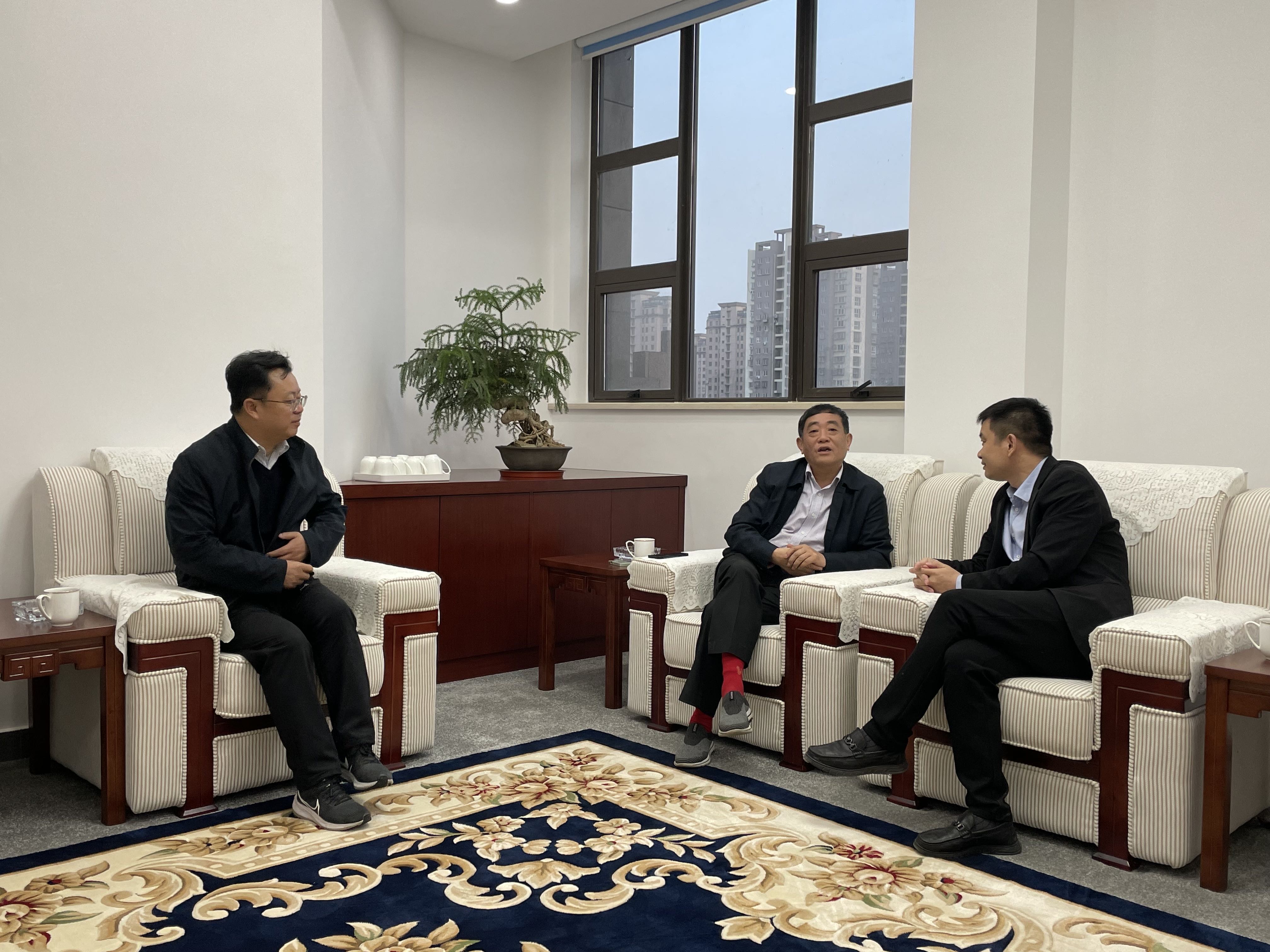 圖1-1、范世宏董事長會見了來訪的中交三公局江蘇區域負責人王長魯和華寶證券揚州區域負責人秦曉怡.jpg