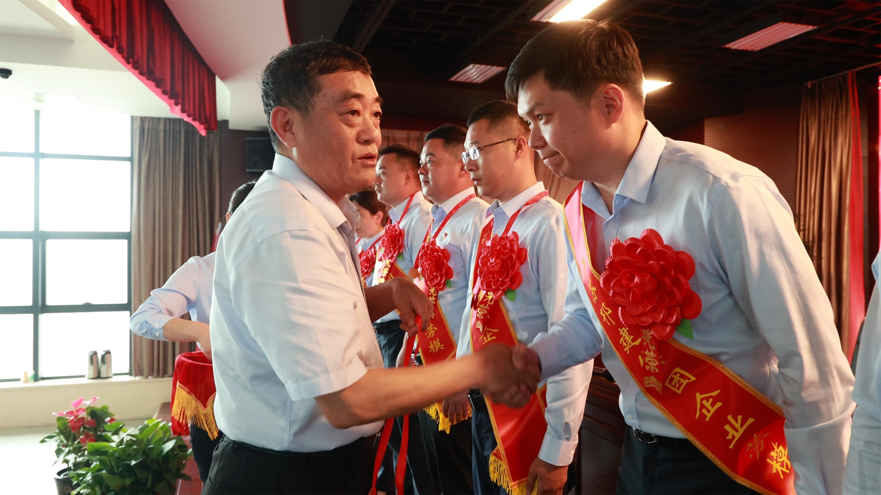 圖1-2、范世宏董事長給勞模頒發獎章.jpg