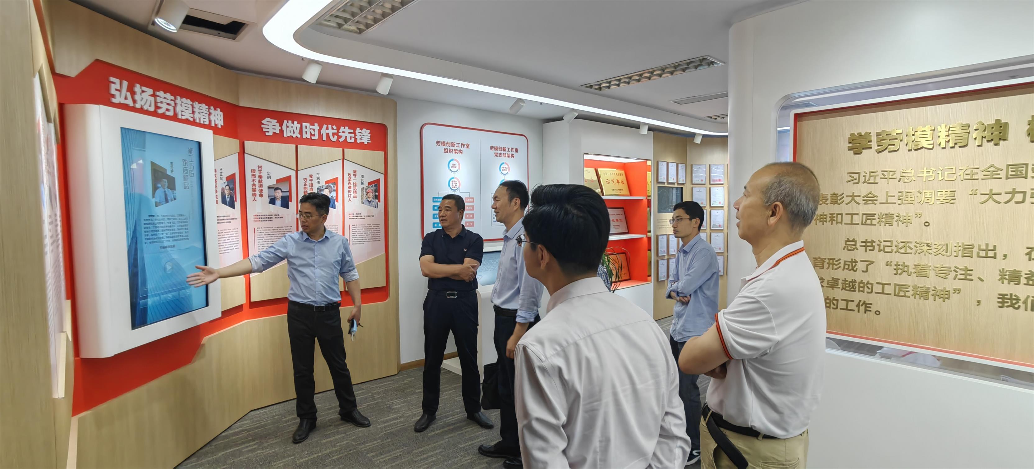 圖1-10、人大政協來集團查看勞模工作室.jpg