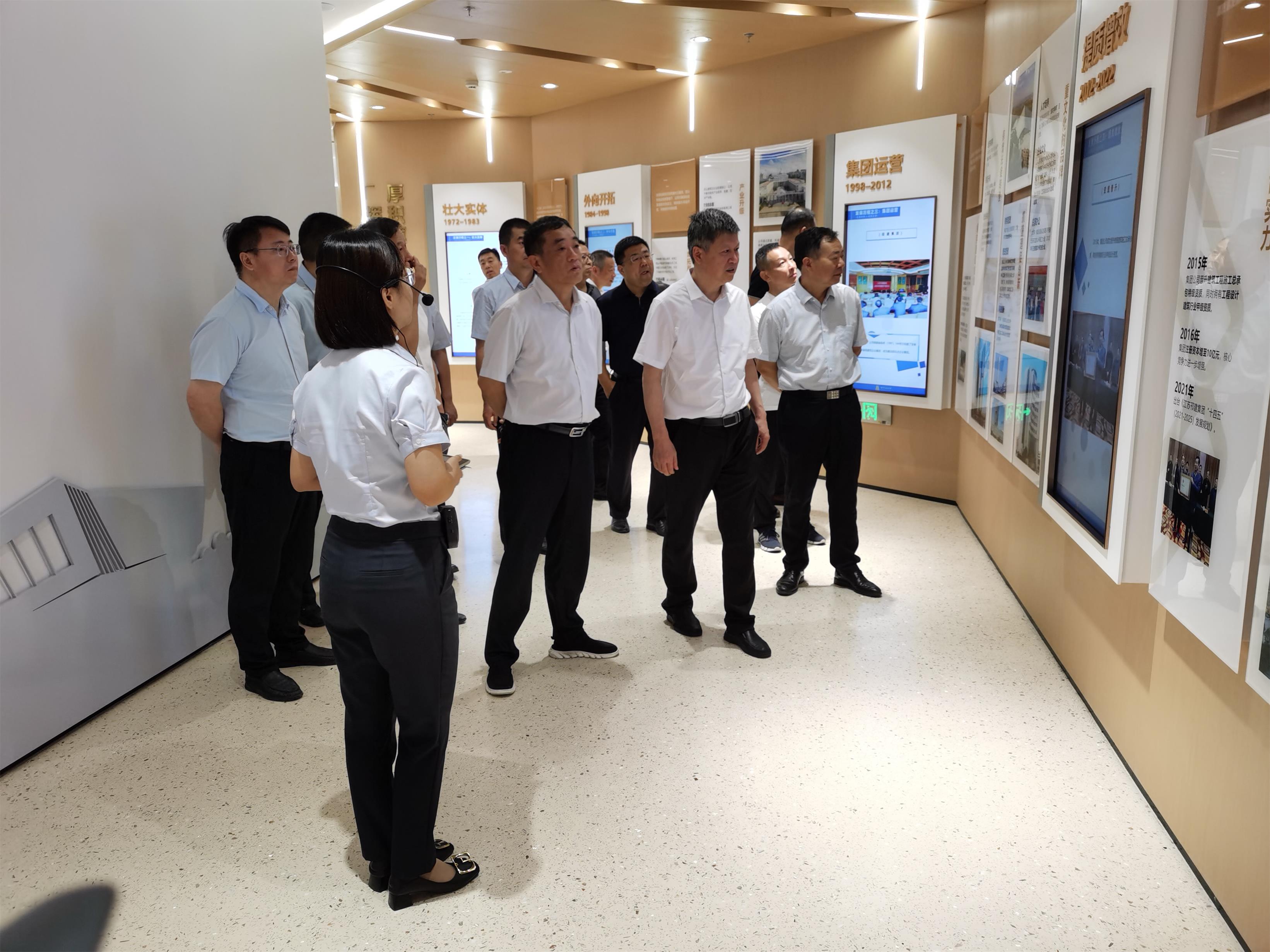 圖1-2、走訪團參觀創新發展體驗館.jpg